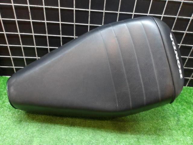 Genuine Honda seat
Removing the square-headlight Chaly