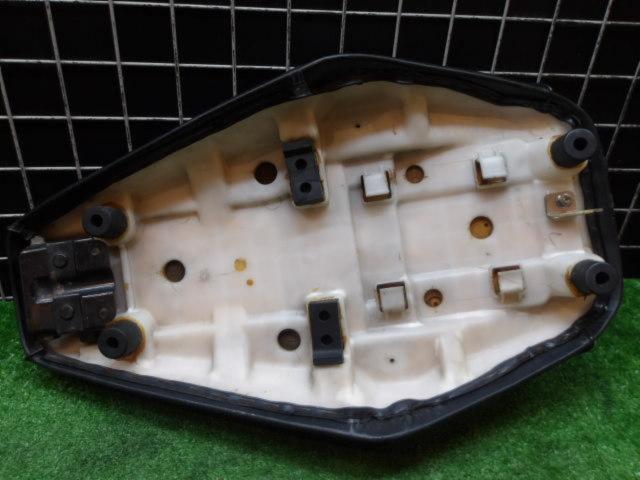 Genuine Honda seat
Removing the square-headlight Chaly