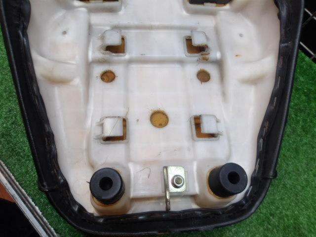 Genuine Honda seat
Removing the square-headlight Chaly