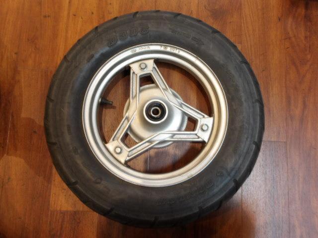 Genuine Honda wheels
Set before and after
Removing the square-headlight Chaly