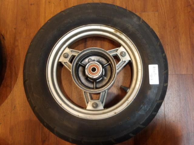Genuine Honda wheels
Set before and after
Removing the square-headlight Chaly
