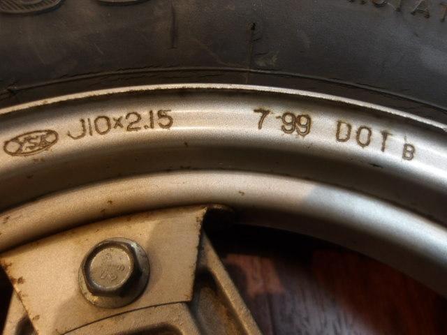 Genuine Honda wheels
Set before and after
Removing the square-headlight Chaly