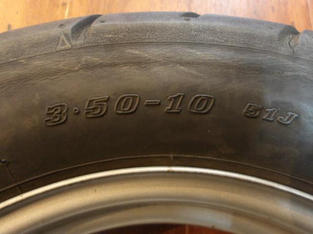 Genuine Honda wheels
Set before and after
Removing the square-headlight Chaly