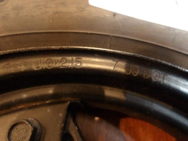 Genuine Honda wheels
Set before and after
Removing the square-headlight Chaly
