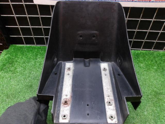 KAWASAKI genuine inner rear fender
Removal from Zephyr 400 (ZR400C)