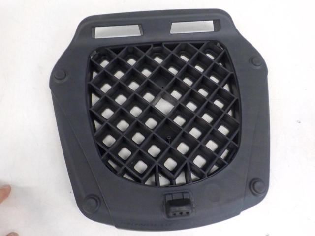 GIVI
Rear box base
MP70ND
