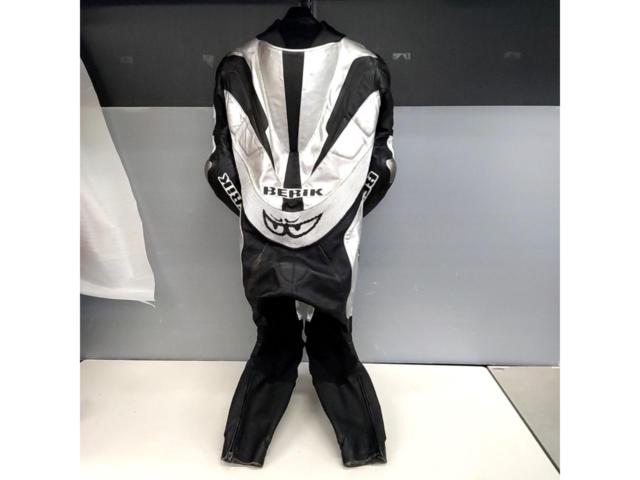 BERIK
Racing suits
Size: L