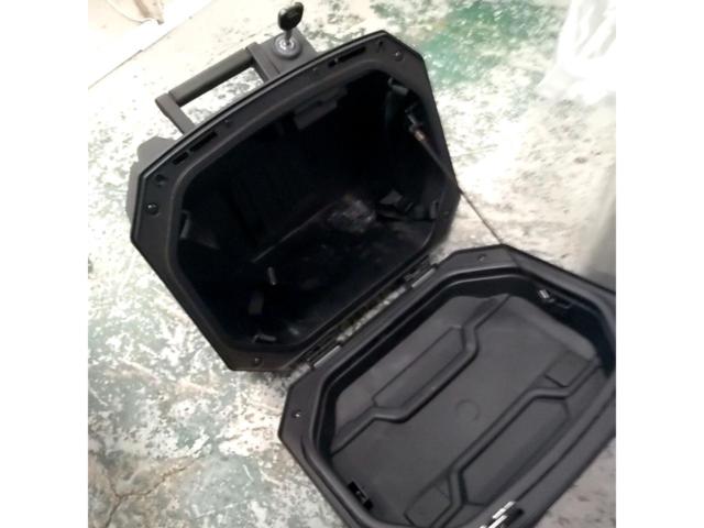 7 SUZUKI
V-Strom Genuine Optional Pannier Case Set
