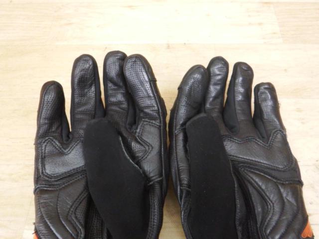 Fabric deterioration and peeling present.
HYOD
W-7
CORE
WINTER
GLOVES
HSG521
M size