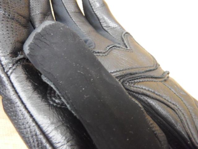 Fabric deterioration and peeling present.
HYOD
W-7
CORE
WINTER
GLOVES
HSG521
M size