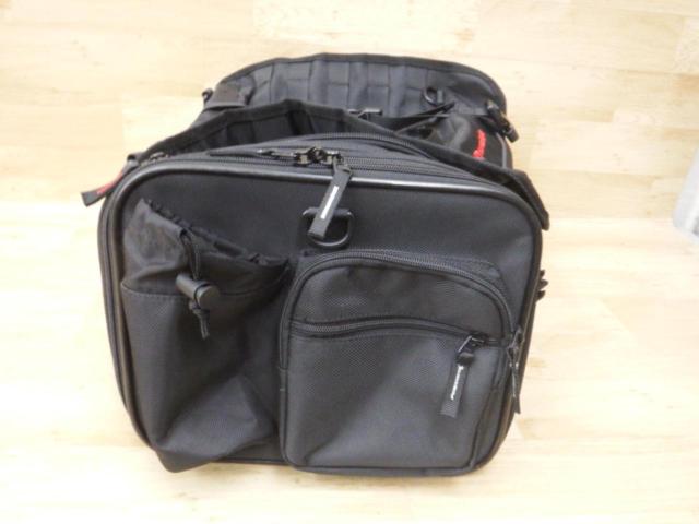 No shoulder strap
HenlyBegins
Touring Seat Bag M
DH-718
Capacity: 33-42L