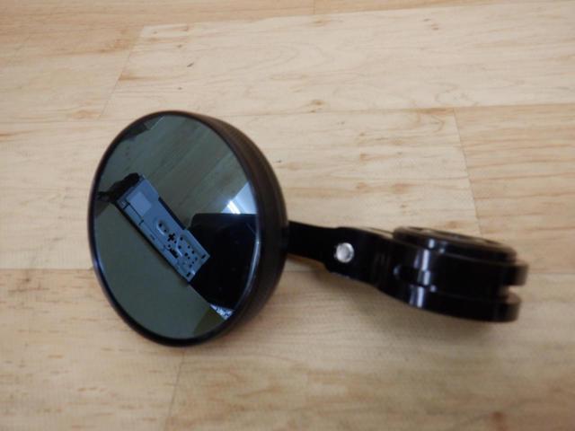 Unknown Manufacturer
Bar end mirror
Compatible with mounting diameters of Φ13-Φ17.
Left and right