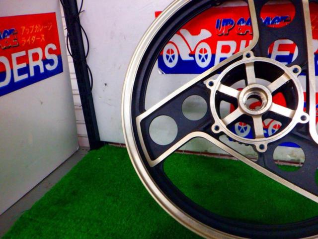 7 YAMAHA
Genuine front wheel
