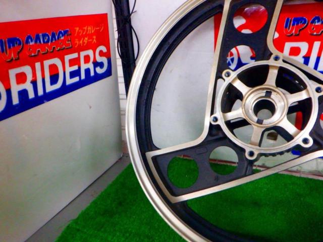 7 YAMAHA
Genuine front wheel