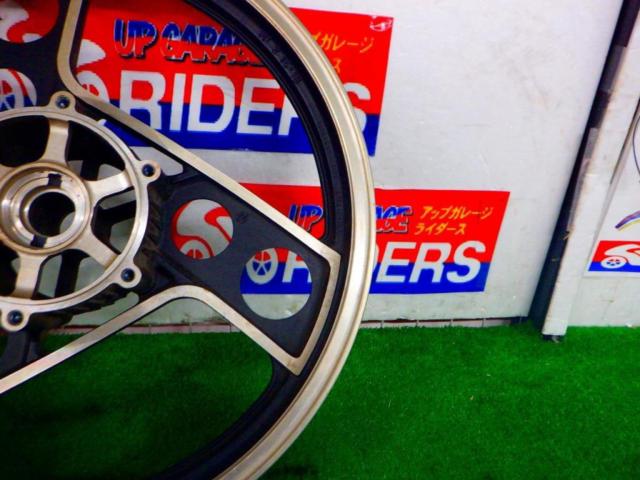 7 YAMAHA
Genuine front wheel