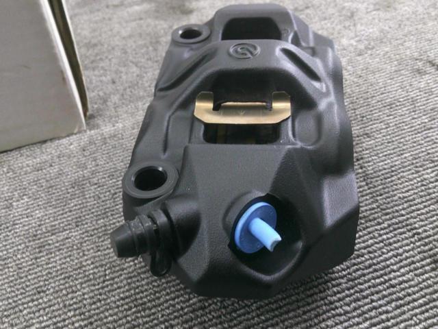 100MM Brembo   ラジアルブレーキキャリパー M4 モノブロック 100MM | 220988550 片側のみ ブレンボ ブラックRADIAL