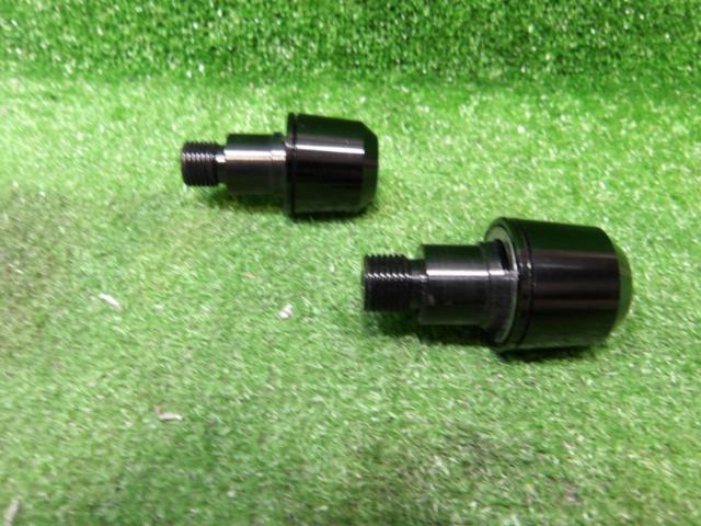 Unknown Manufacturer
Bar Ends Black
Approximately 15mm in diameter