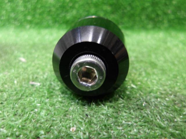 Unknown Manufacturer
Bar Ends Black
Approximately 15mm in diameter