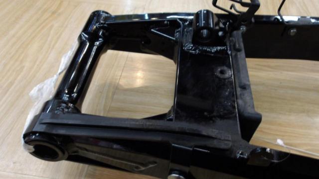 Removed from a Z900RS (2022 model)
Genuine
Swing arm
(Stand hook attached)