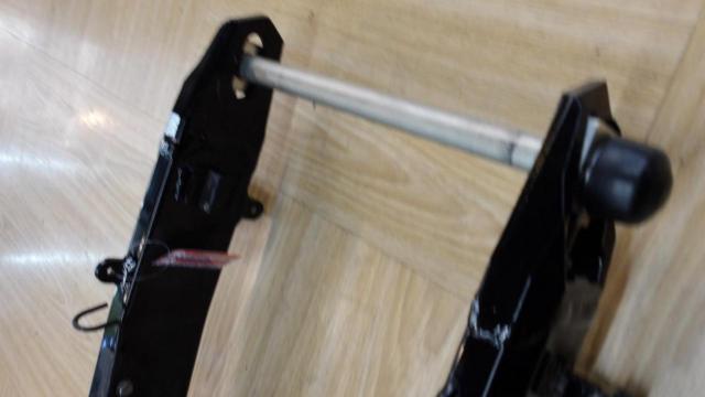 Removed from a Z900RS (2022 model)
Genuine
Swing arm
(Stand hook attached)