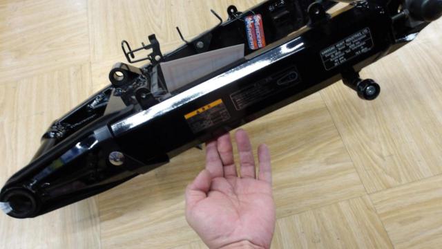 Removed from a Z900RS (2022 model)
Genuine
Swing arm
(Stand hook attached)
