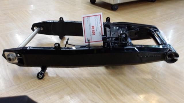 Removed from a Z900RS (2022 model)
Genuine
Swing arm
(Stand hook attached)
