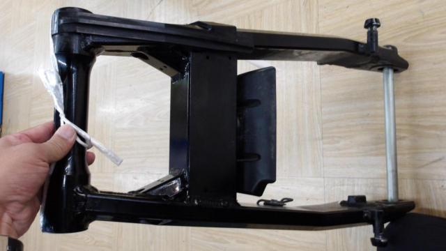 Removed from a Z900RS (2022 model)
Genuine
Swing arm
(Stand hook attached)