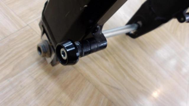 Removed from a Z900RS (2022 model)
Genuine
Swing arm
(Stand hook attached)