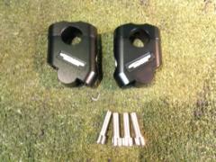 Manufacturer unknown, with CB250R logo.
Handlebar riser
Set back spacer
For 22.2Φ bar
Mounting pitch: Approximately 350mm