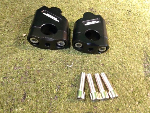 Manufacturer unknown, with CB250R logo.
Handlebar riser
Set back spacer
For 22.2Φ bar
Mounting pitch: Approximately 350mm