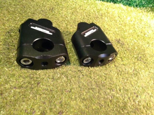 Manufacturer unknown, with CB250R logo.
Handlebar riser
Set back spacer
For 22.2Φ bar
Mounting pitch: Approximately 350mm