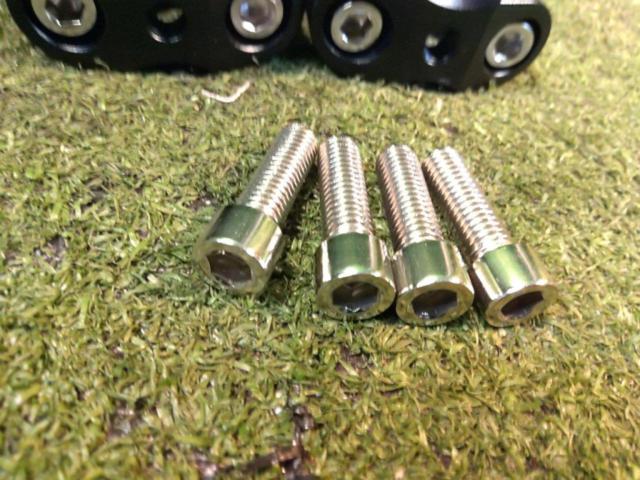 Manufacturer unknown, with CB250R logo.
Handlebar riser
Set back spacer
For 22.2Φ bar
Mounting pitch: Approximately 350mm