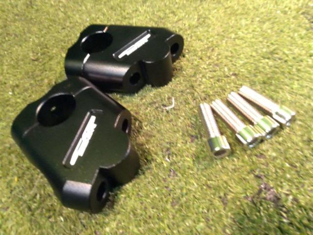 Manufacturer unknown, with CB250R logo.
Handlebar riser
Set back spacer
For 22.2Φ bar
Mounting pitch: Approximately 350mm