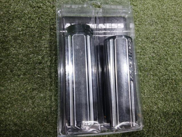 ARLEN
NESS/
Arlen Ness 10 gauge
Comfort grip
black
Product number: 07-124
06301693