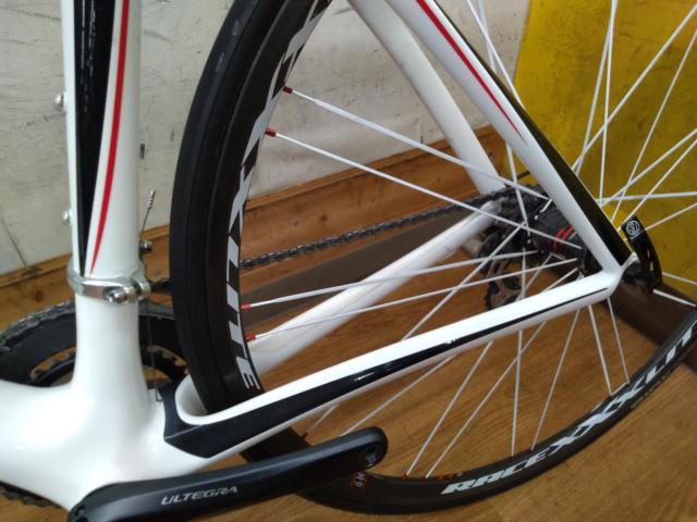 ※左前ブレーキ仕様 TREK MADONE 6.9 2010年モデル 700×23c 2×10s カーボンロードバイク ホワイト