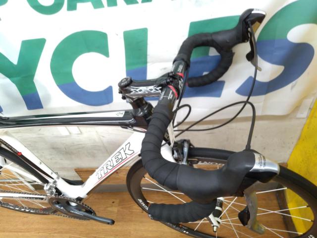 ※左前ブレーキ仕様 TREK MADONE 6.9 2010年モデル 700×23c 2×10s カーボンロードバイク ホワイト