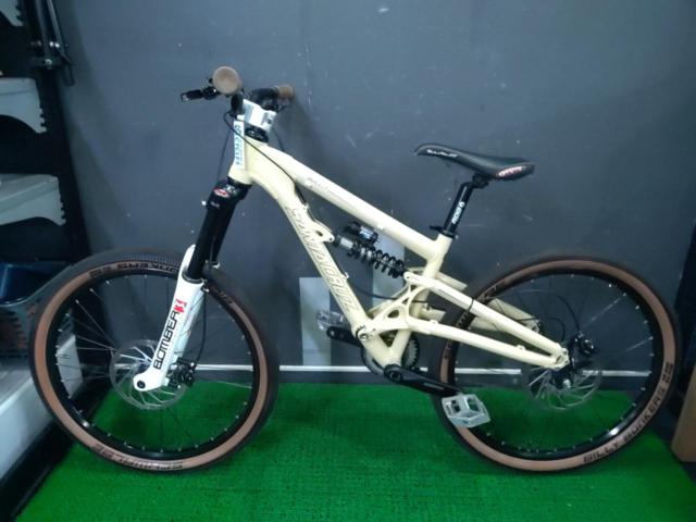 SANTA CRUZ BULLIT 2009年頃? SAINT組 26x2.10インチ 9S MTB ベージュ