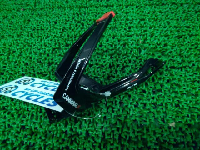 ELITE CANNIBAL XC プラスチックボトルケージ ブラック/レッド1