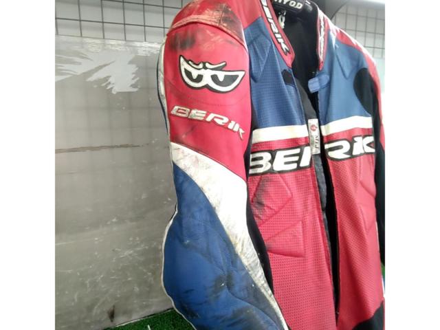 サイズ:LW BERIK レーシングレザースーツ