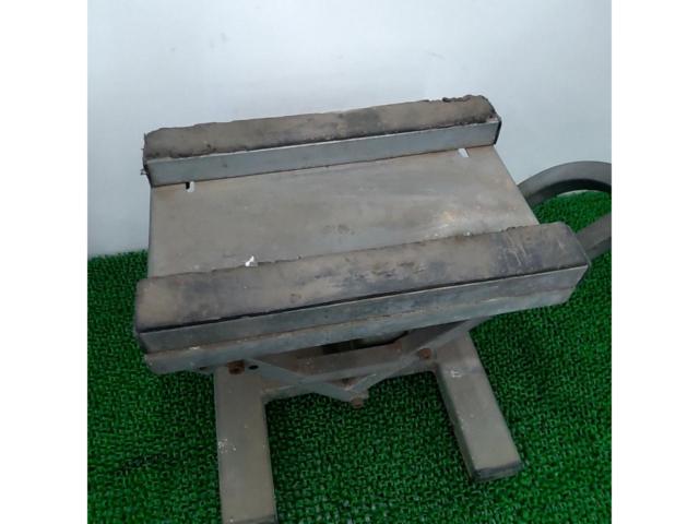 Unknown Manufacturer
Lift Stand