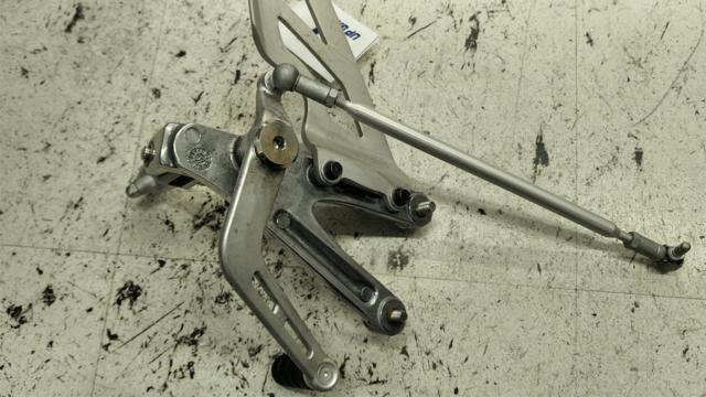 TRIUMPH
Genuine step left
Daytona 675 (-'12)