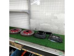 Ferrari
F40 genuine Brembo calipers
+
330mm slotted rotor
+
BNR32 bracket