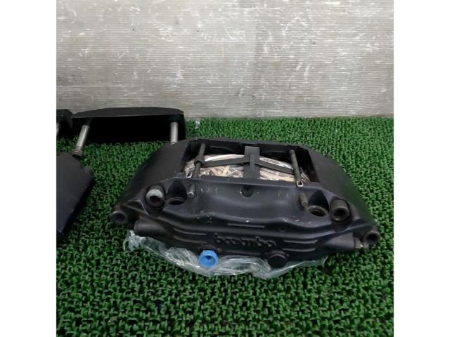 Ferrari
F40 genuine Brembo calipers
+
330mm slotted rotor
+
BNR32 bracket