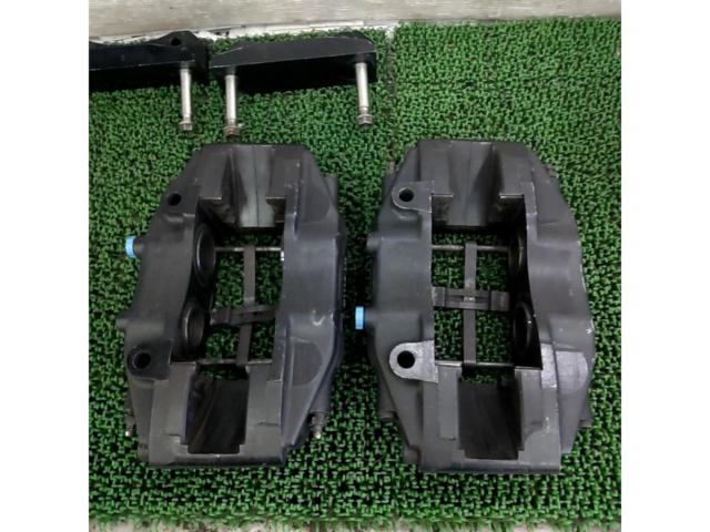 Ferrari
F40 genuine Brembo calipers
+
330mm slotted rotor
+
BNR32 bracket