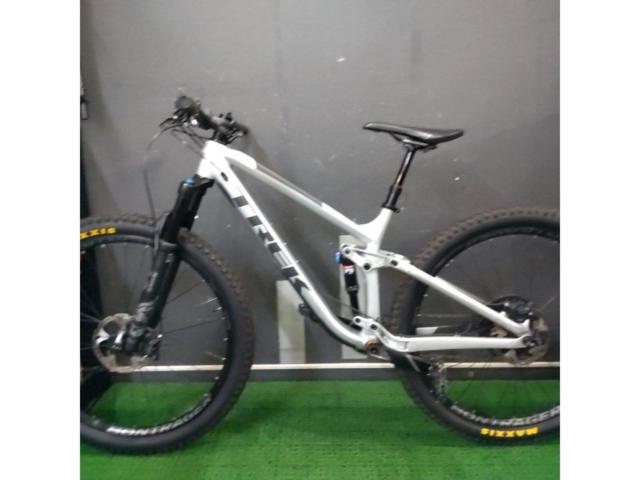 TREK FUEL EX8 29 2018年モデル 29インチ 1×12s フルサスMTB シルバー サイズ:M17.5 適正身長:165-177cm ※要ブリーディング