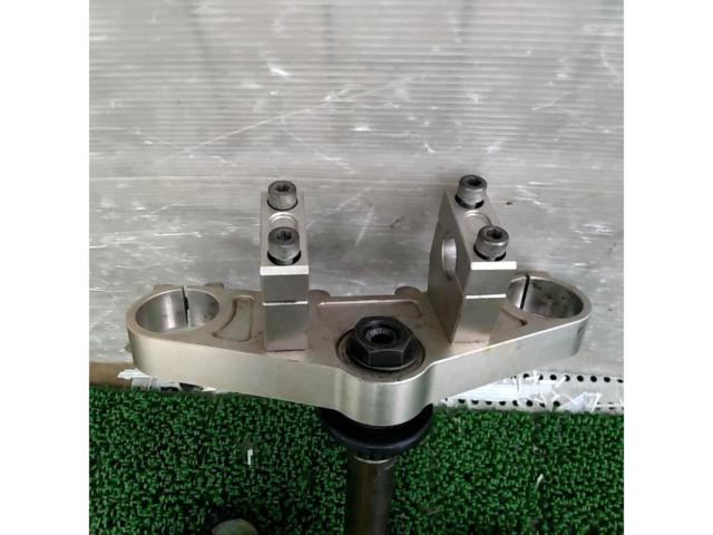 Unknown Manufacturer
Aluminum handlebar top bridge + genuine stem
GPZ900R
Ninja (A7-)