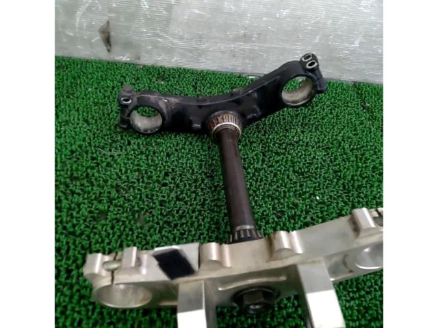 Unknown Manufacturer
Aluminum handlebar top bridge + genuine stem
GPZ900R
Ninja (A7-)
