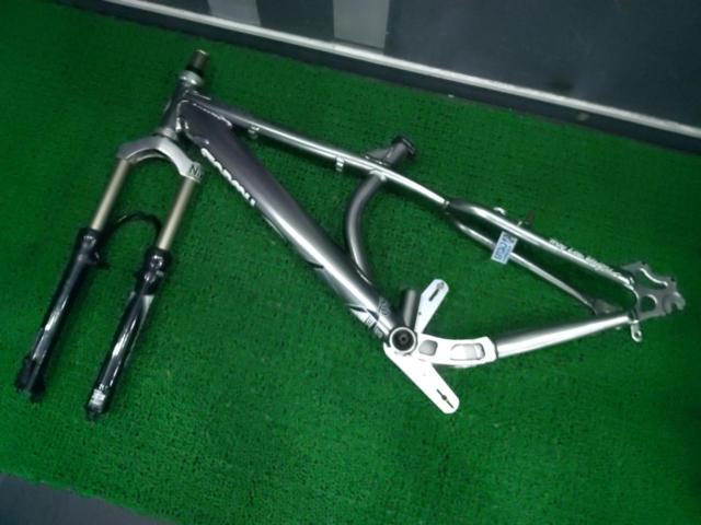 GIANT ACID 2002年頃 26インチMTBフレーム シルバー/26インチ用 Marzocchi BOMBER Z1 2002年? フロントサスペンションフォーク