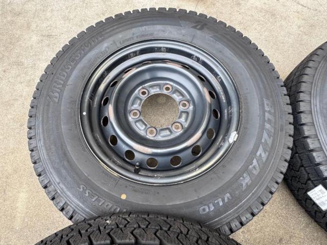 トヨタ ハイエース純正スチールホイール+BRIDGESTONE BLIZZAK VL10