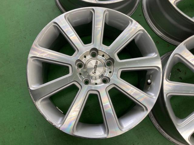 Spstlese
17 inches aluminum wheels
Four